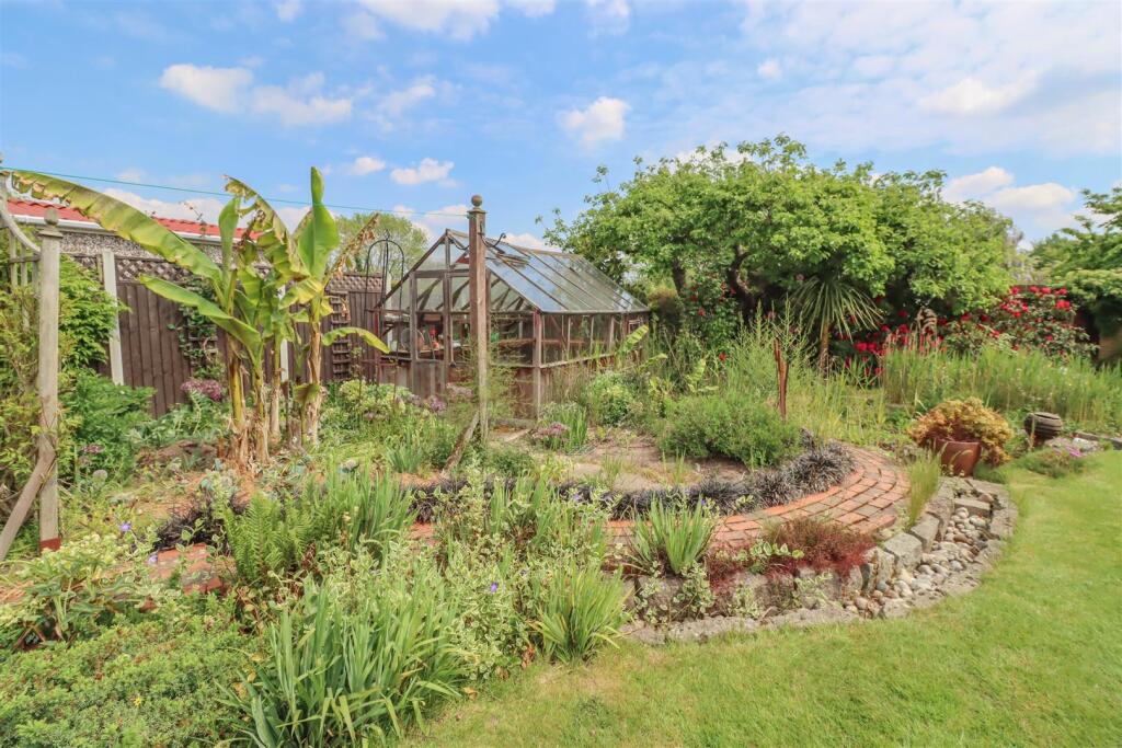 House in Basildon, Wickford - View 3