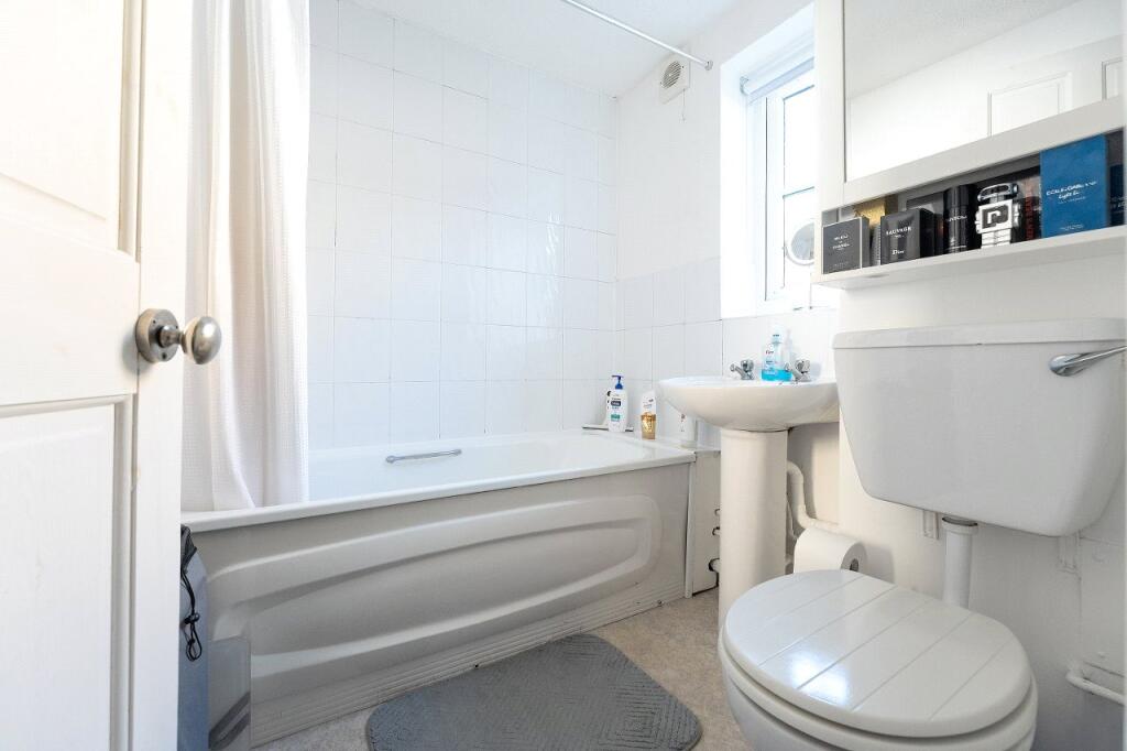 Chipstead Close, Sutton, Surrey, SM2 photo 4