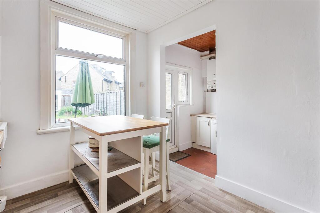 House in Sutton - View 4