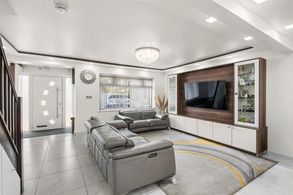 House in London, Hillingdon - More