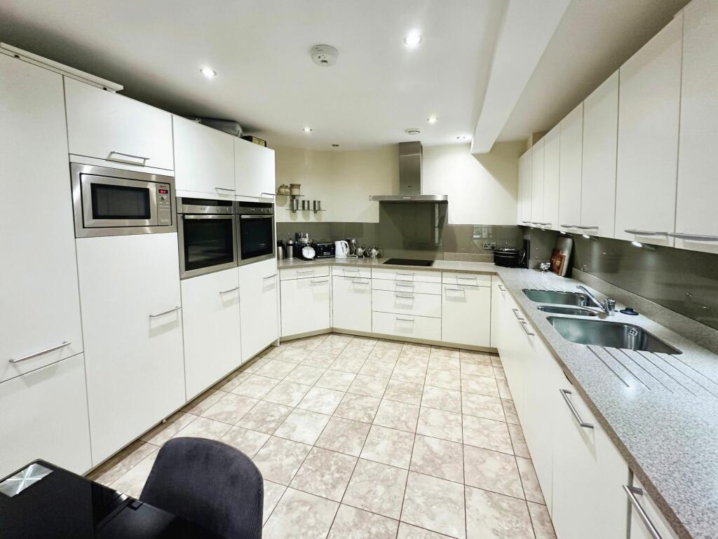 Apartment in Salford, Greater Manchester - View 3