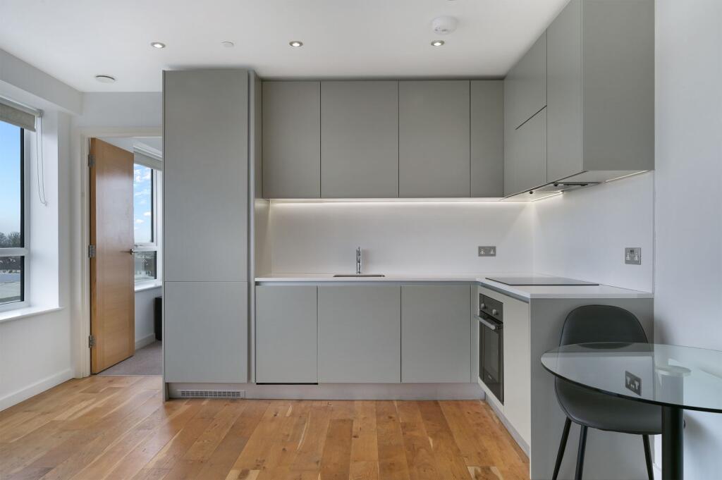 Apartment in Spelthorne, The Dolphin Estate, Charlton - View 4