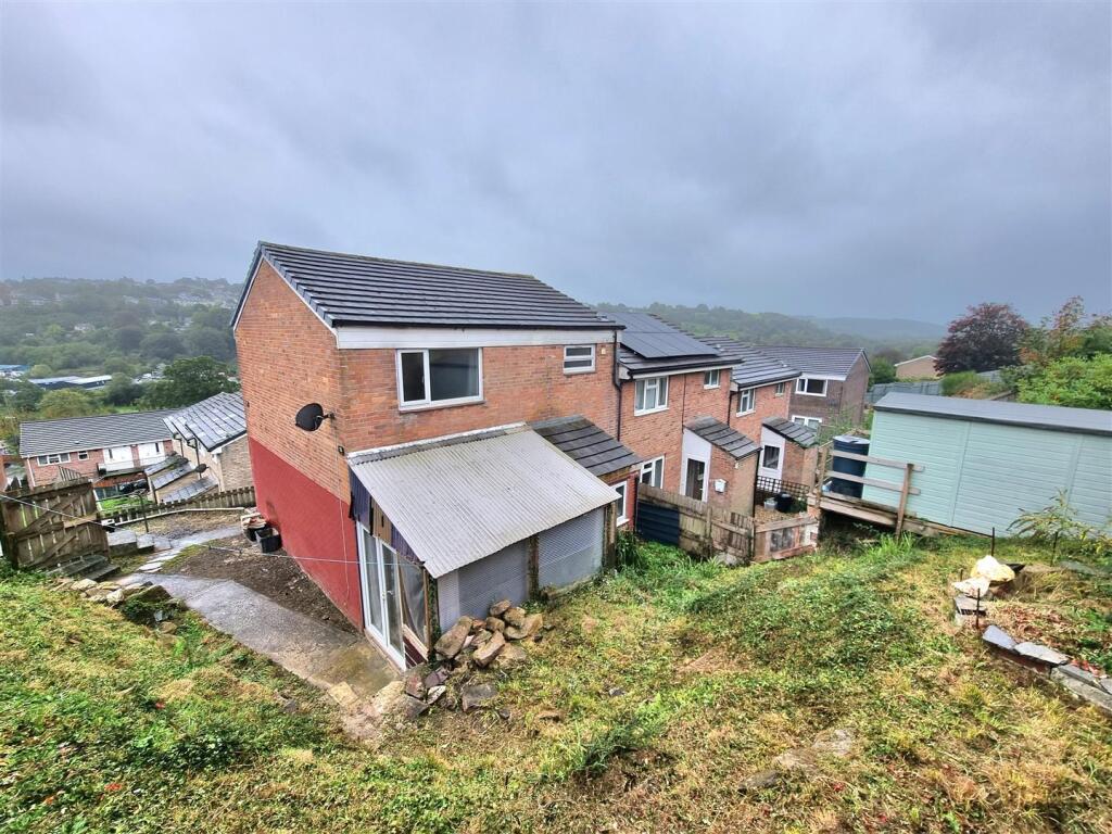 3-bed terraced on Queen Elizabeth, Launceston, £149,950
