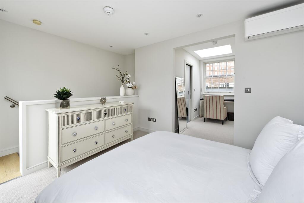 House in London, Royal Borough of Kensington and Chelsea - View 4