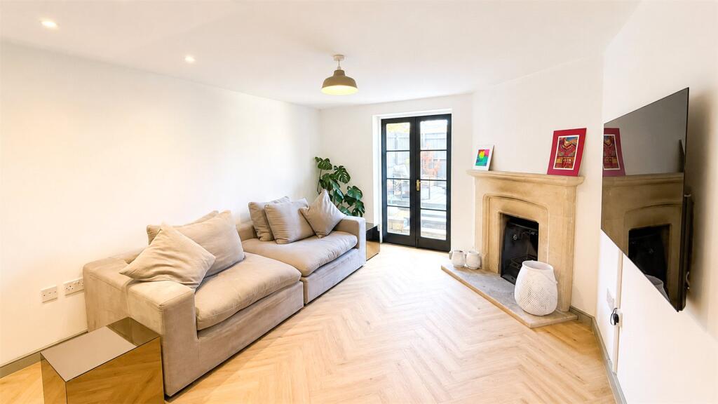 Enfield Close, Westwood photo 4