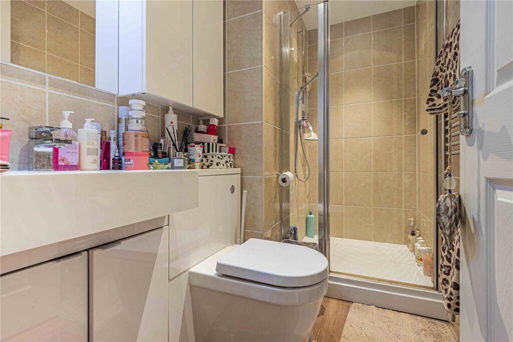 Apartment in Dacorum, Hertfordshire - More
