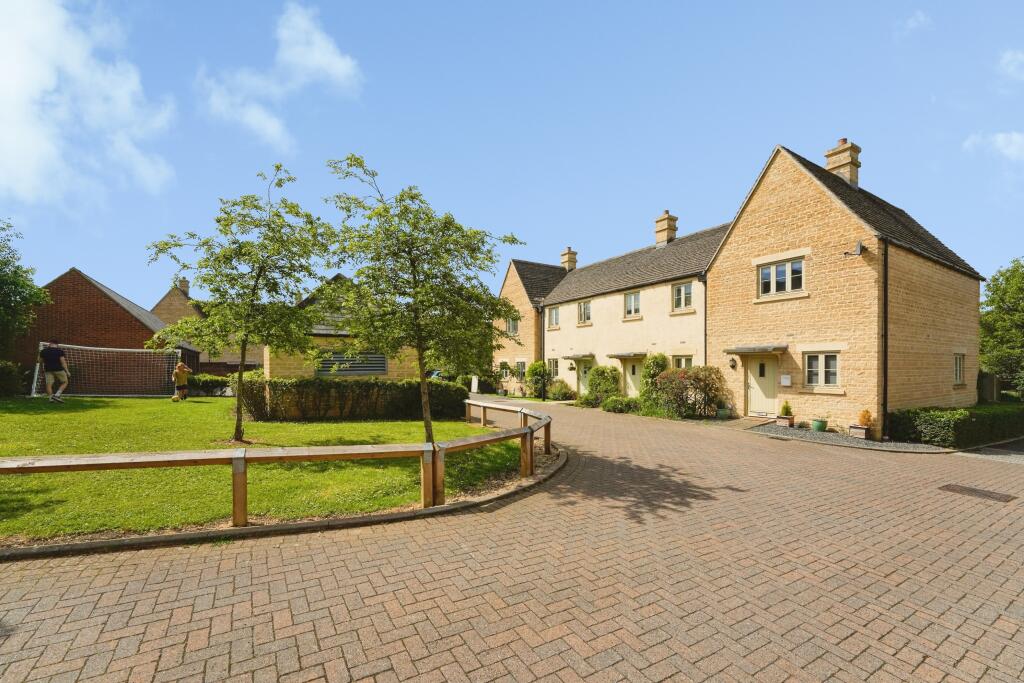Fry Close, Cirencester, GL7 - View 3
