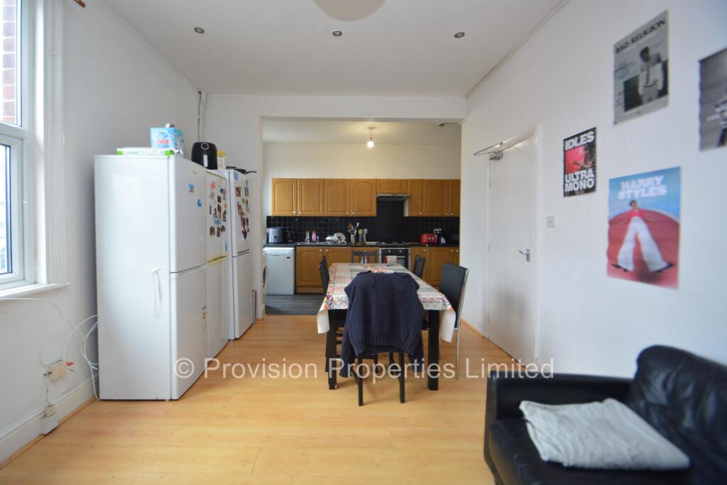 6 bedroom detached house for rent