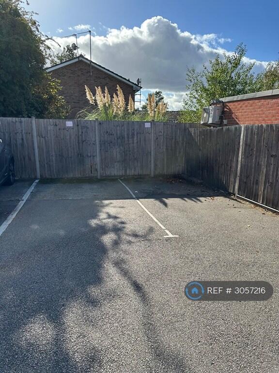 Apartment in London, Northwood High Street, Northwood - View 5