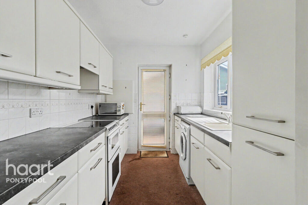 House in Newport, New Inn - View 5