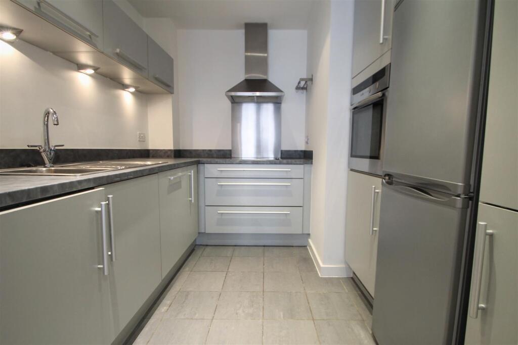 Apartment in Cardiff, Grangetown - View 3