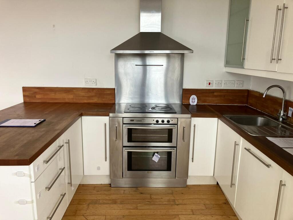 Flat 14, 1 Farnsby Street, Swindon, Wiltshire SN1 5AP photo 5