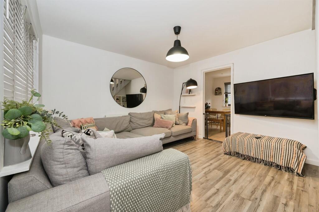 Cerne Close, West End, Southampton photo 2