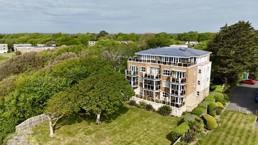 Wharncliffe Road, Highcliffe on Sea photo 2