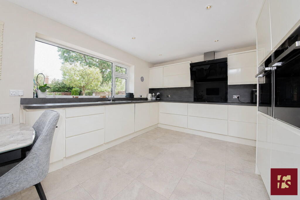 House in Crowthorne, Oakham Park, Wokingham - View 4