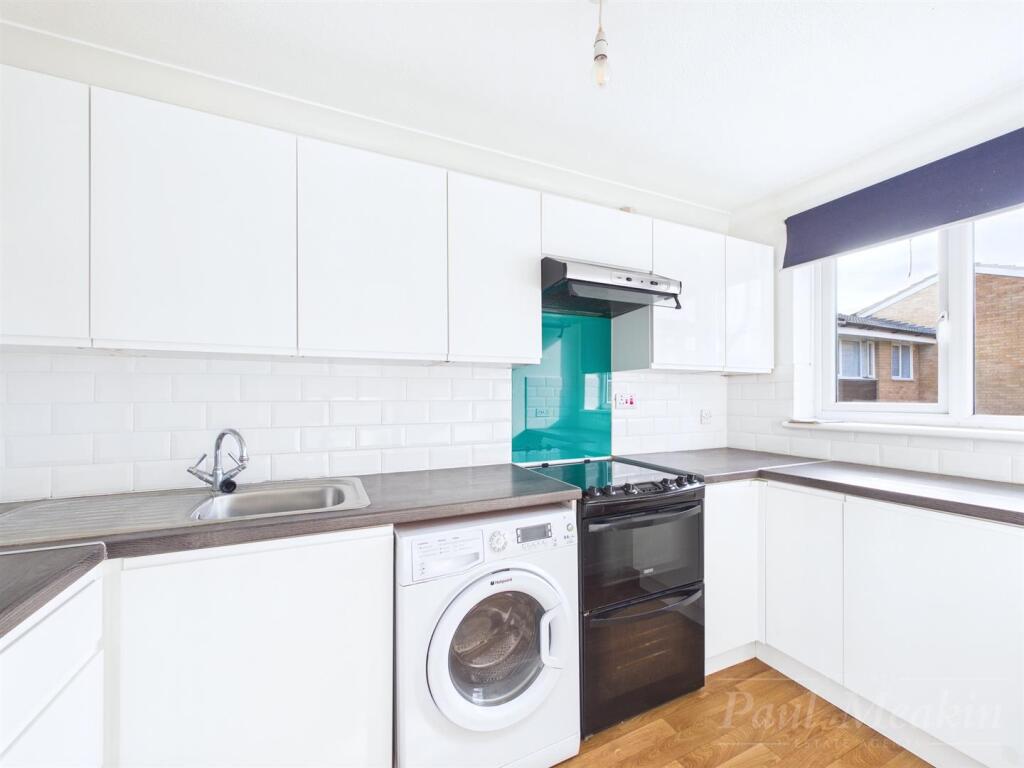 Middlefields, Pixton Way, Croydon photo 2