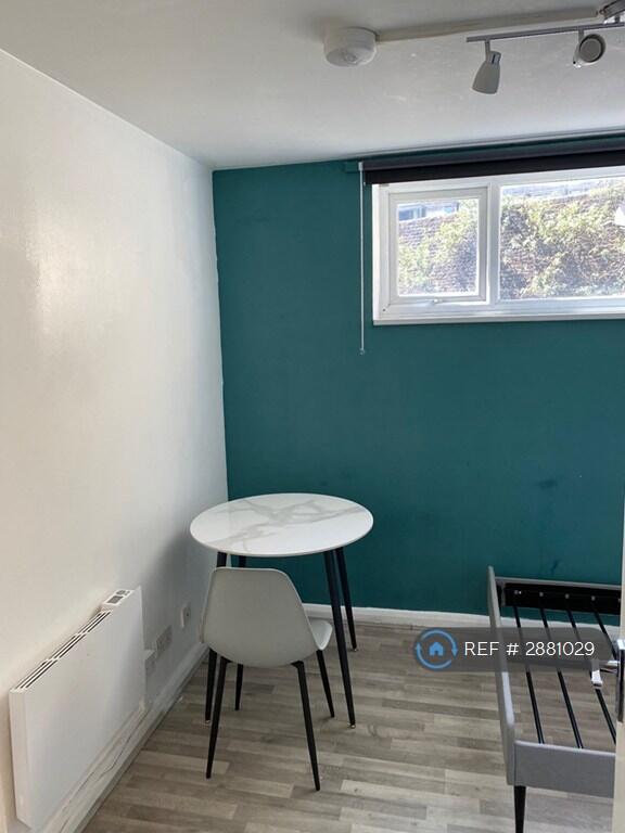 Studio flat for rent