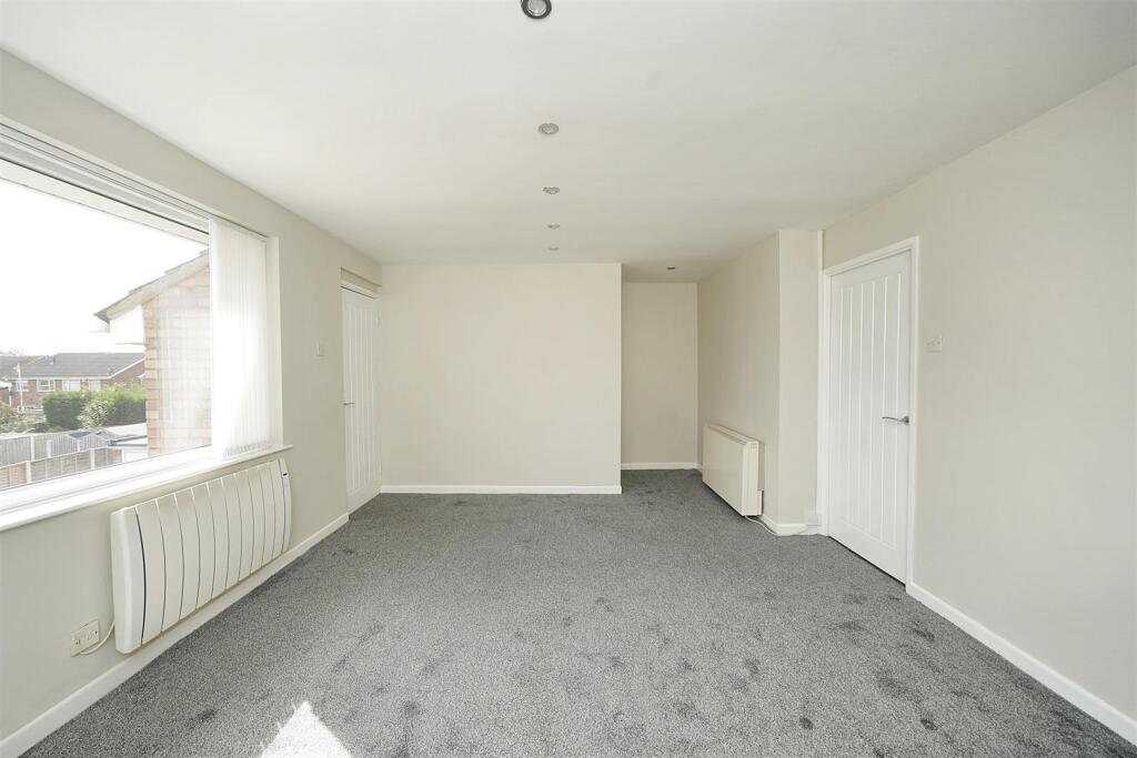33 Grant Close, Charterfields, Kingswinford photo 3