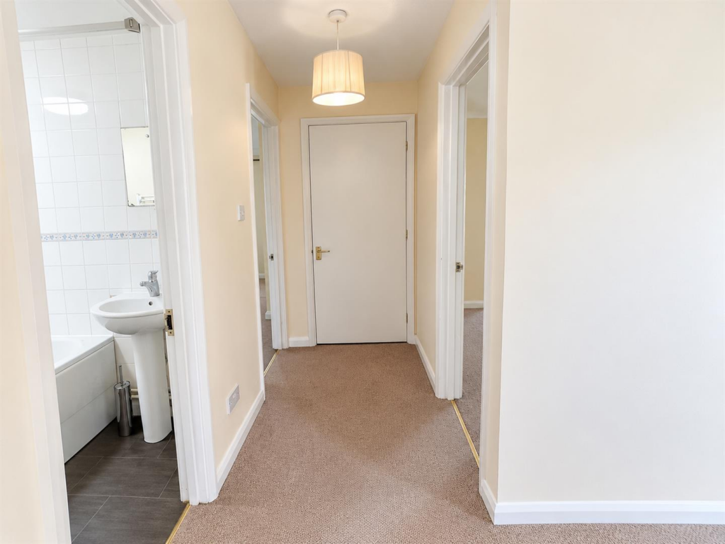 Apartment in Hemel Hempstead - View 4
