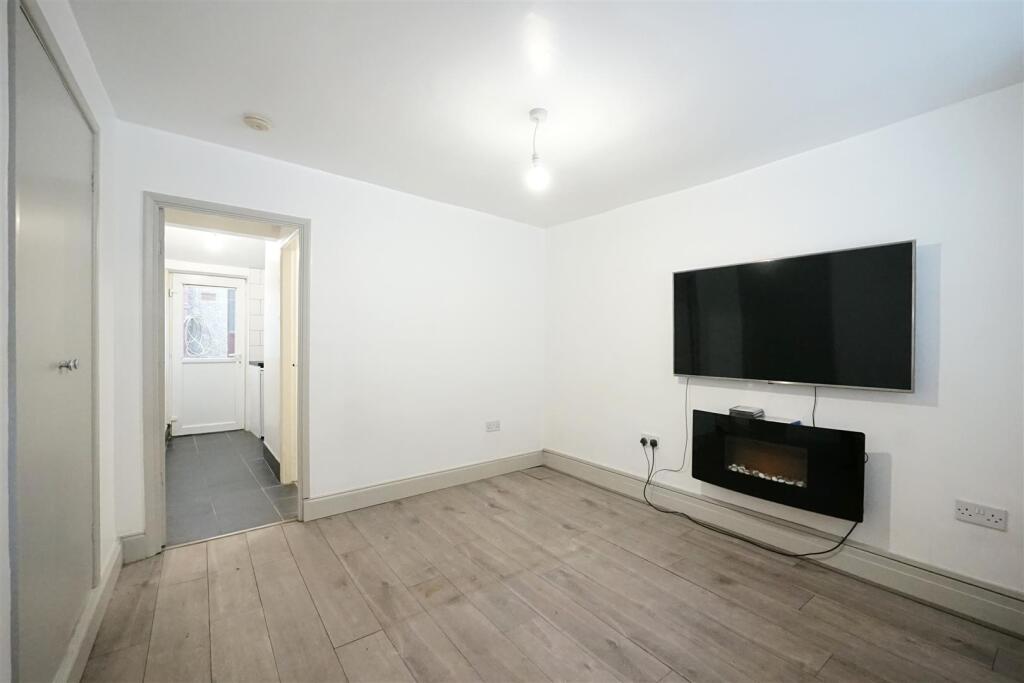 Apartment in Lancaster, Dalton Town with Newton - View 3