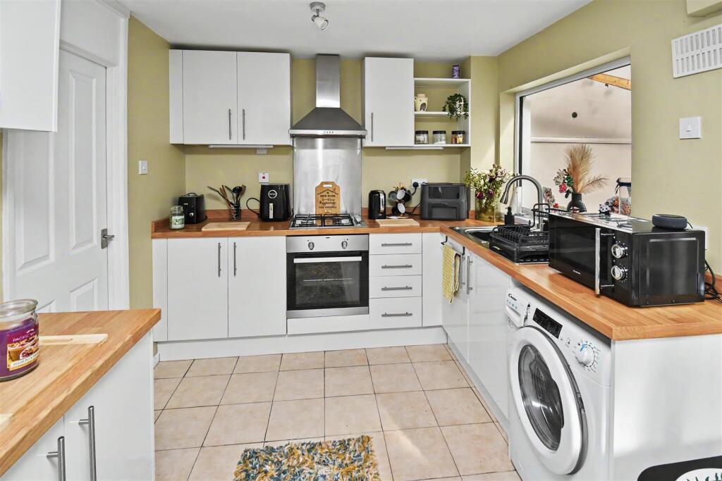 House in Northampton, North Northamptonshire - More