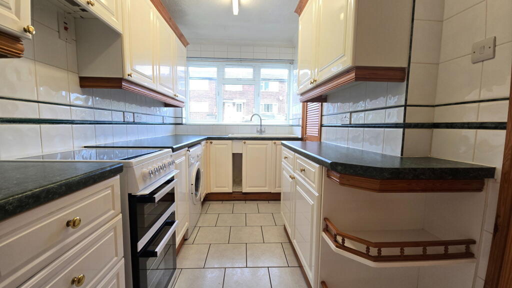 Audley Close, Newbury, RG14 2NW photo 2