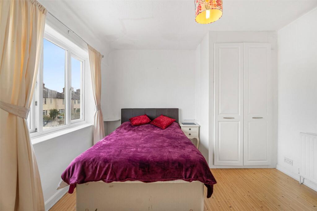 House in London, Hampton - View 5