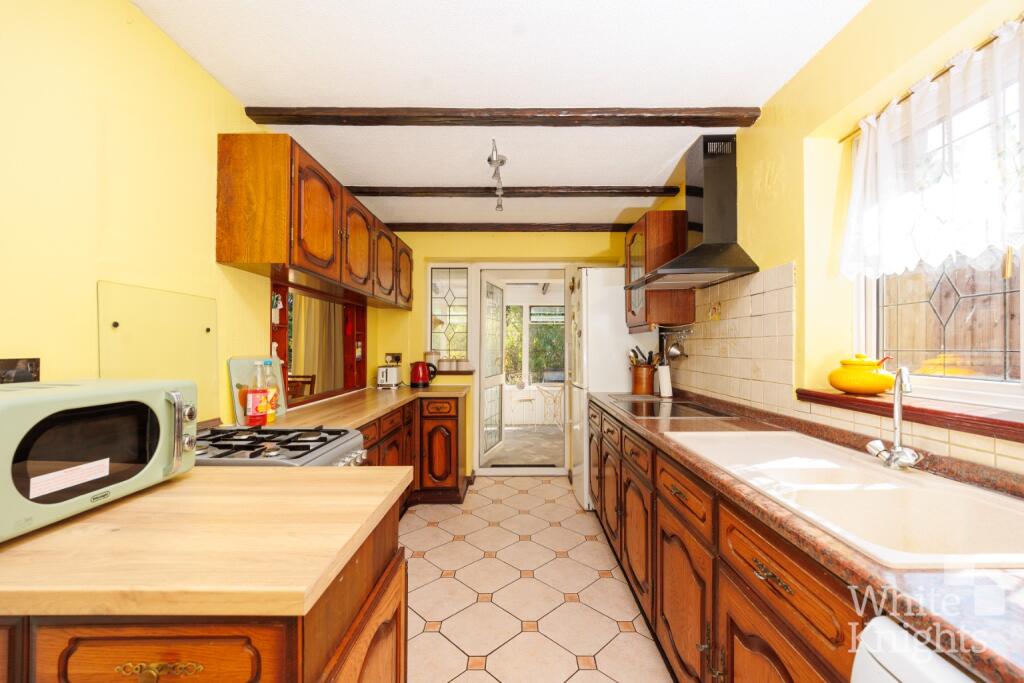 Woodlands Avenue, Woodley, Reading, Berkshire, RG5 3HG photo 2