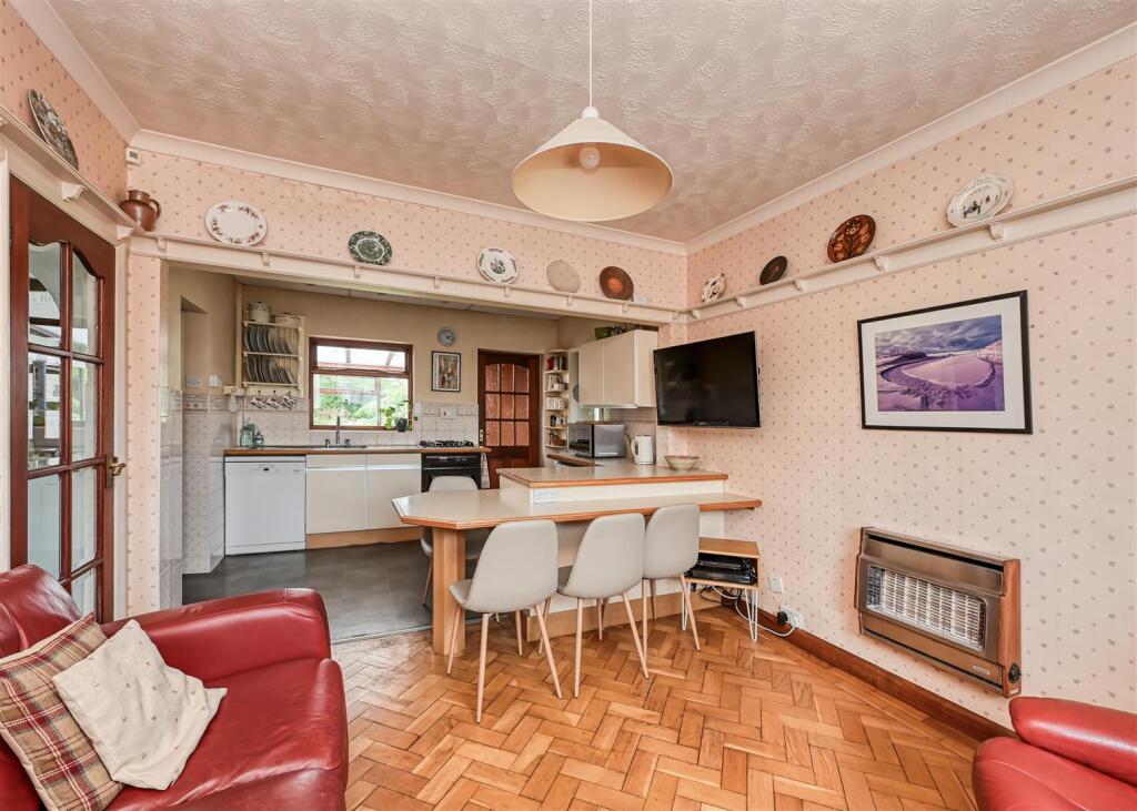 2 Westfield Grove, Finchfield, Wolverhampton, WV3 8EX - View 6