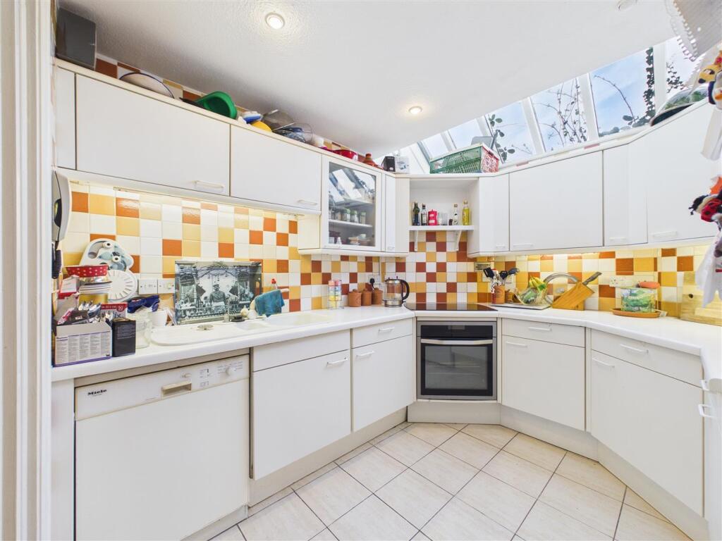 House in Kingston upon Thames - More