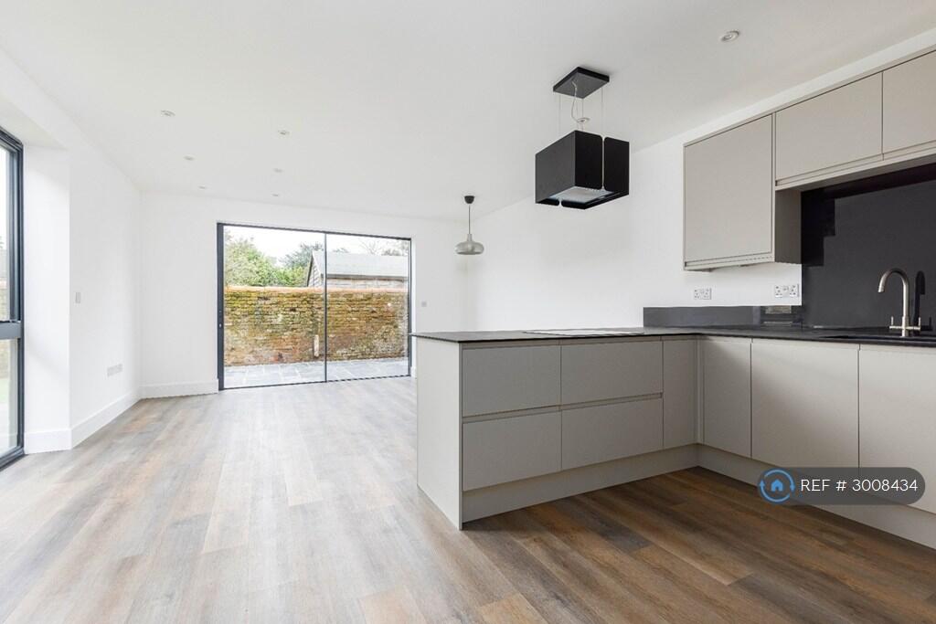 House in Spelthorne, Surrey - View 4