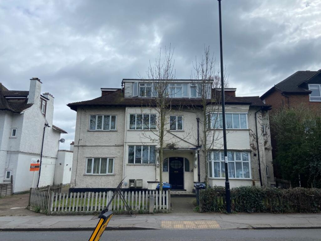 Main image of property: Flat 3, 168 Woodside Green, London, SE25 5EW