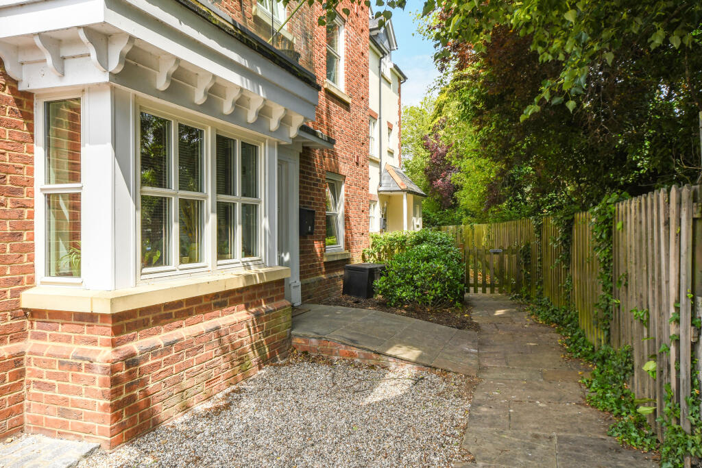 2-bed flat on Sandford Court, Chelmsford, £250,000