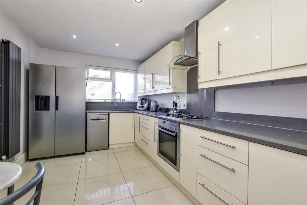 Kestrel Close, Berkhamsted photo 2