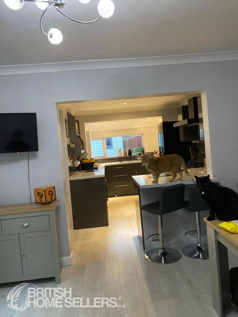 House in Ryde, Weeks - View 4