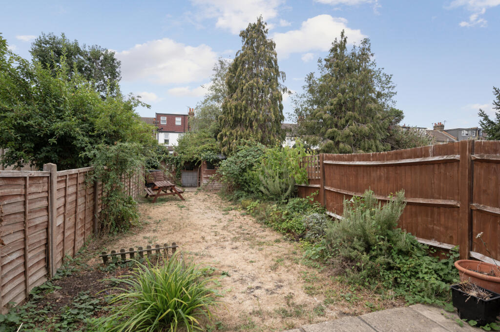 House in London, The Apostles, Raynes Park - View 4