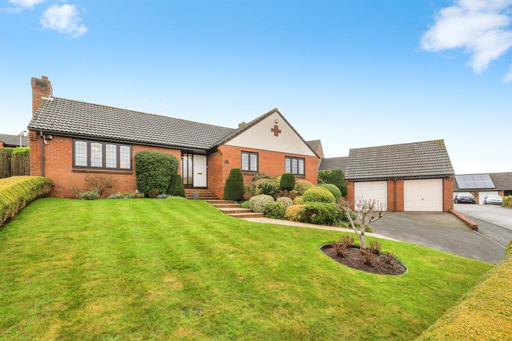 3-bed bungalow on Abbots Way, Minehead, £450,000