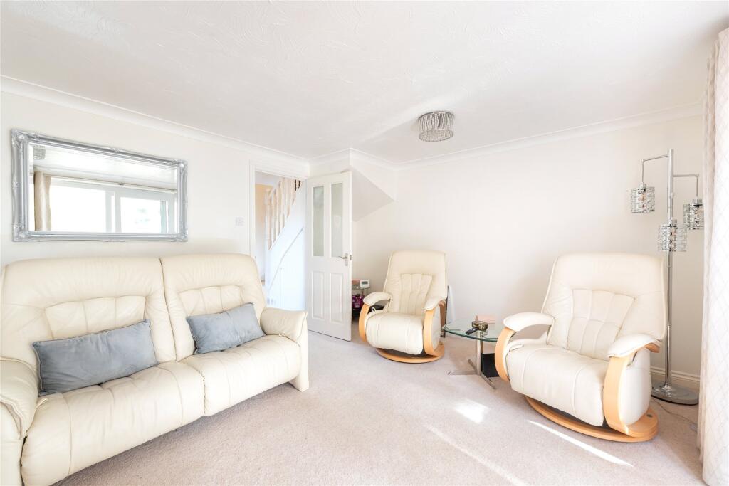 Leary Crescent, Newport Pagnell, Buckinghamshire, MK16 photo 2