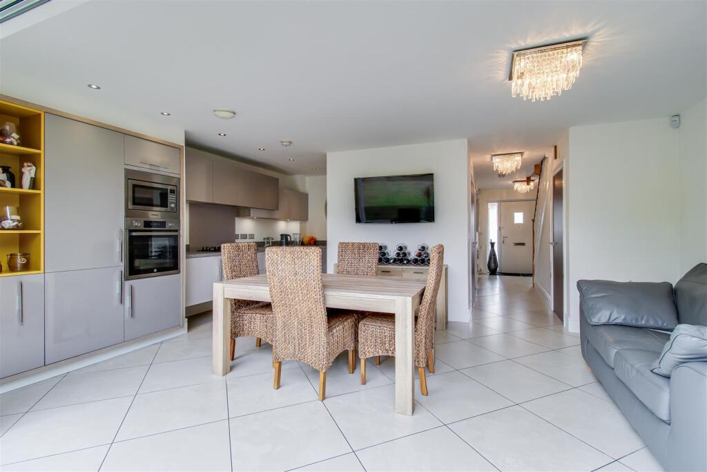 House in Wakefield, Outwood - View 2