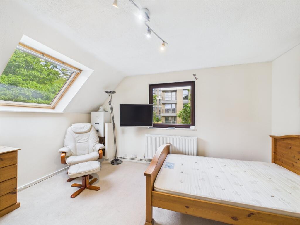 The Oaks, Moormede Crescent, Staines-upon-Thames, Surrey, TW18 photo 4