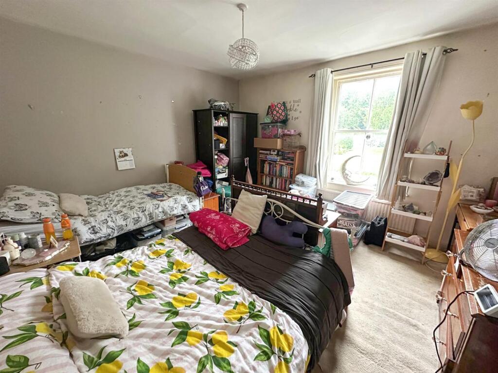 House in Bradford, Steeton with Eastburn - View 4