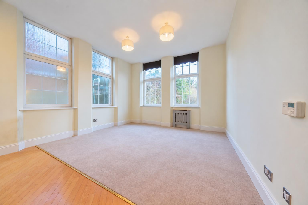 Apartment in Coventry - More