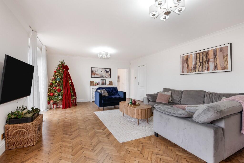 House in Southend-on-Sea - More