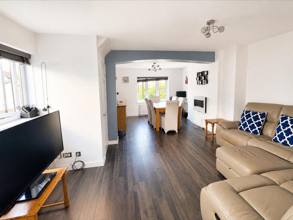 Smallfield Road, Horley, RH6 photo 4