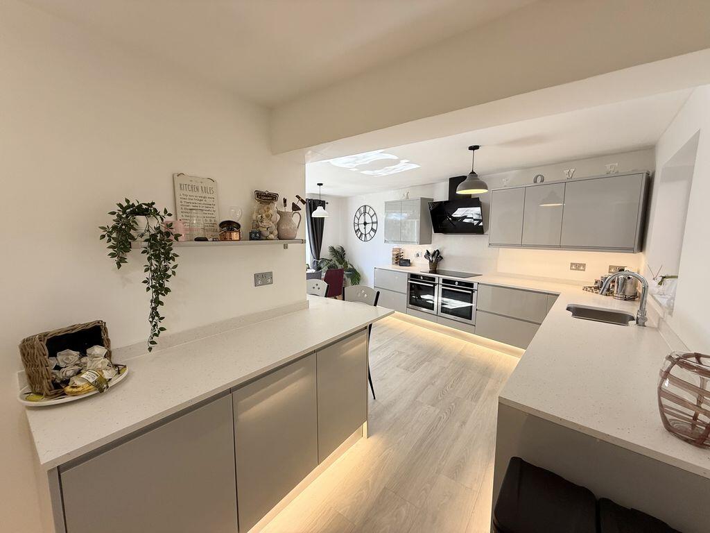 Redwood Close, Wing photo 3