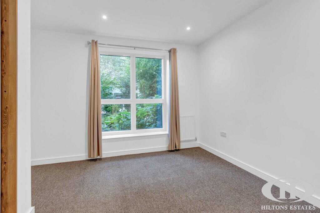Apartment in Southall - View 5