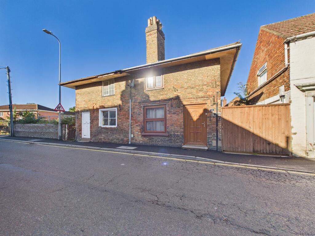 2-bed house on South Street, Alford, £110,000