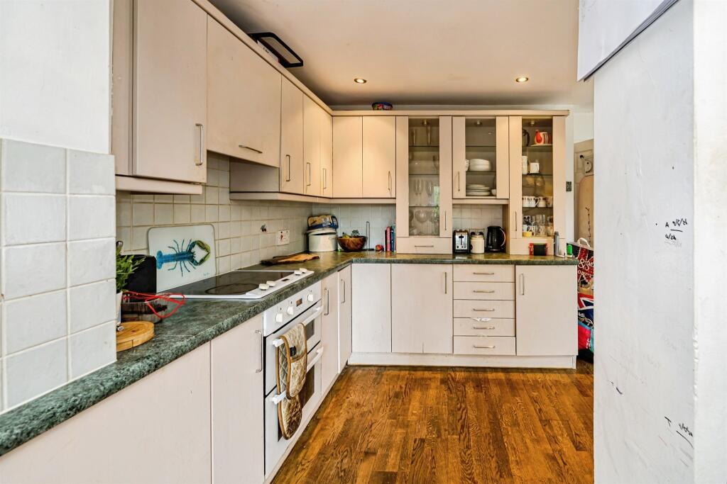 House in Stoke Mandeville, Buckinghamshire - View 4