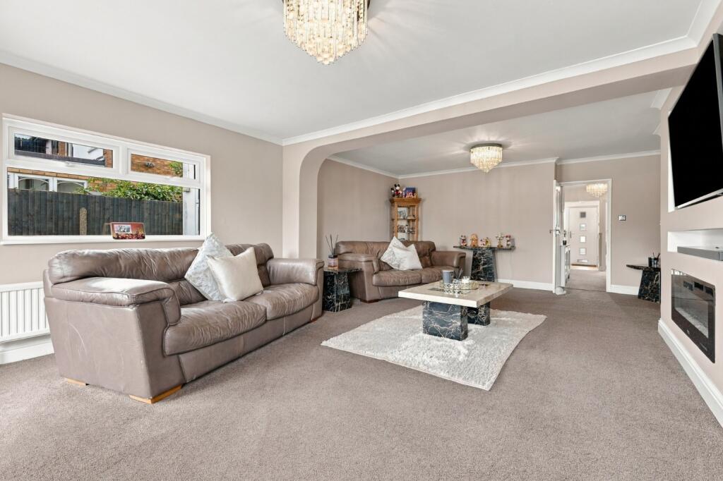 House in Basildon, Bowers Gifford and North Benfleet - View 5