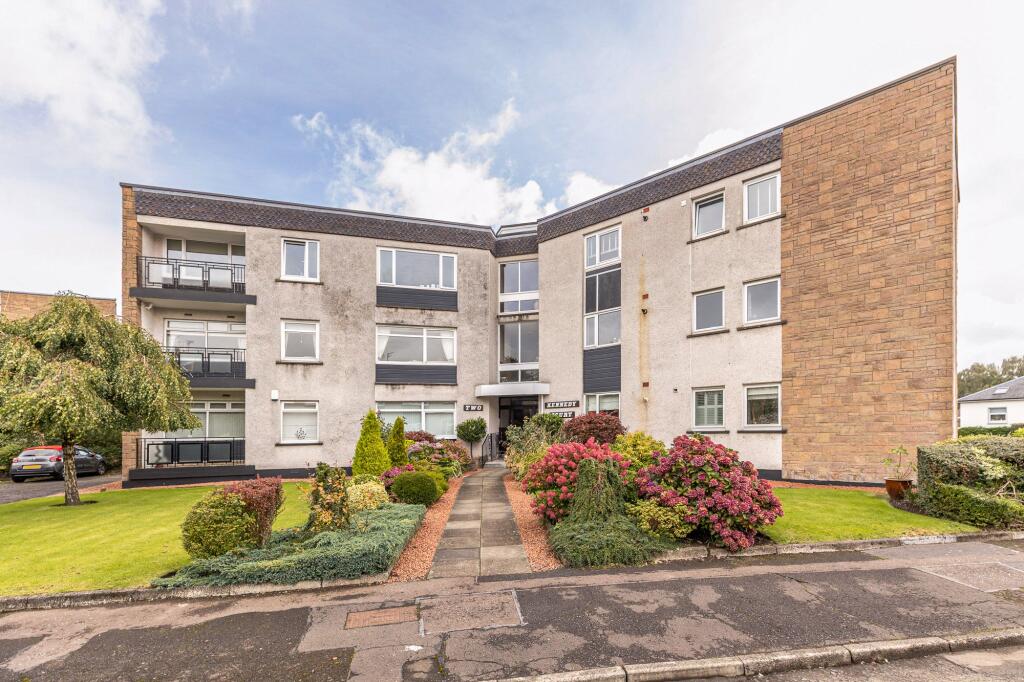 2-bed flat on Braidholm Crescent, Giffnock, Glasgow, East Renfrewshire, £255,000
